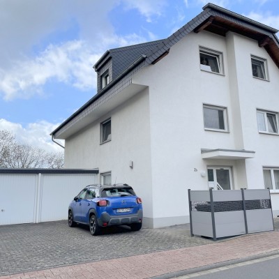 Helle, gepflegte Dachgeschosswohnung mit Balkon und Garage in Niederkassel-Rheidt