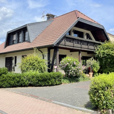 Bergheim, Dachgeschosswohnung mit Balkon und Garage